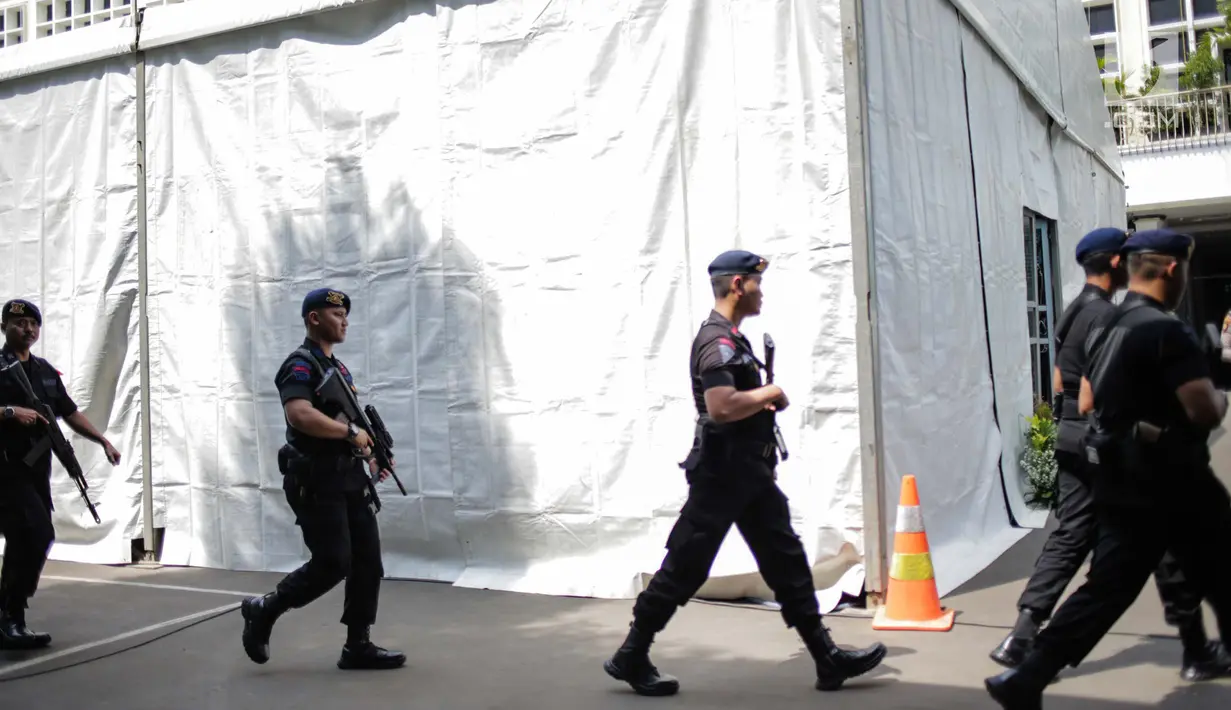 Sejumlah anggota kepolisian membawa senjata lengkap saat mengamankan Kantor Komisi Pemilihan Umum (KPU), Jakarta, Kamis (18/4). Hal tersebut dilakukan untuk mengantisipasi ancaman keamanan usai Pemilu 2019. (Liputan6.com/Faizal Fanani)