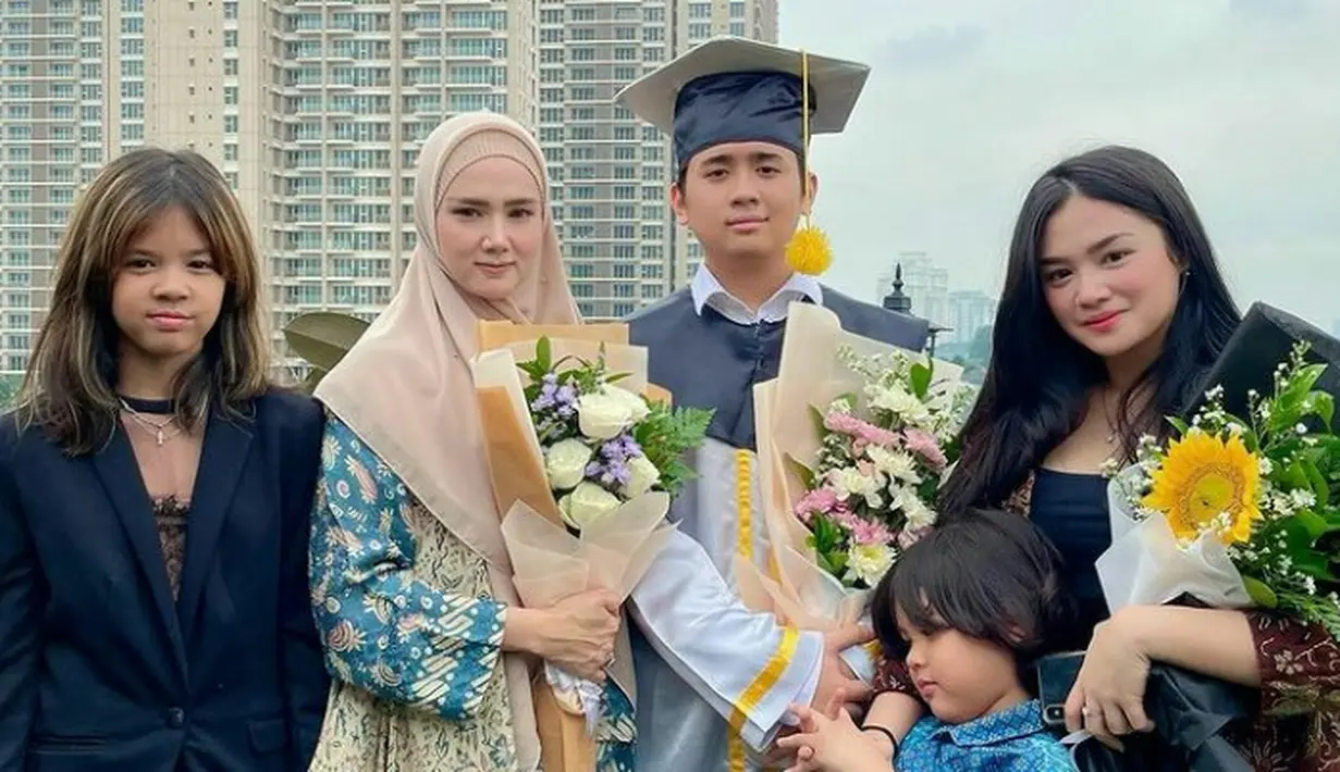 Safeea tampil kece dengan outfit nuansa hitam saat menghadiri wisuda sang kakak. Sebagai pemanis, Safeea kenakan kalung choker. (FOTO: Instagram.com/mulanjameela1).