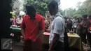 Tersangka pemalsu obat diamankan Ditreskrimsus Polda Metro Jaya, Jakarta, Senin (9/11/2015). Polda Metro Jaya mengamankan 25 jenis obat palsu dan menahan satu orang tersangka. (Liputan6.com/Helmi Fithriansyah)