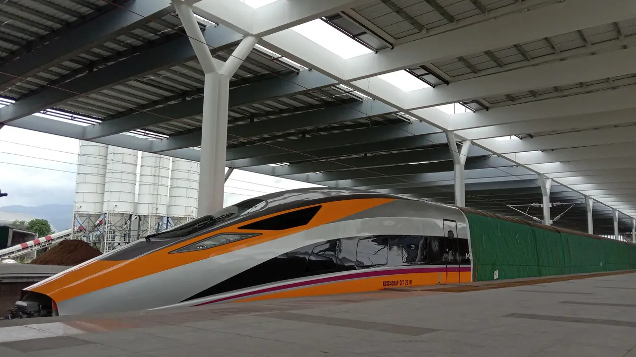 KCIC belum bisa mempertontonkan rangkaian Kereta Cepat Jakarta Bandung.