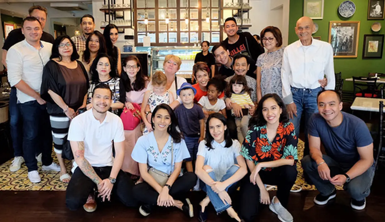 Bukan hanya itu, ternyata Tyas dan Raiden pun menyempatkan waktu untuk berkumpul dengan keluarga besarnya sebelum hari pernikahan mereka berlangsung minggu depan. (Instagram/tyasmirasih)