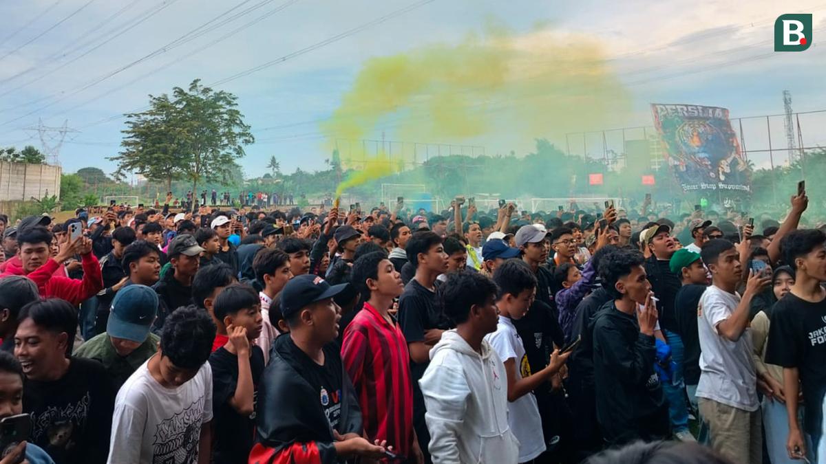 Momen The Jakmania Geruduk Latihan Persija di Sawangan Sebelum Hadapi Persib, Berikan Dukungan