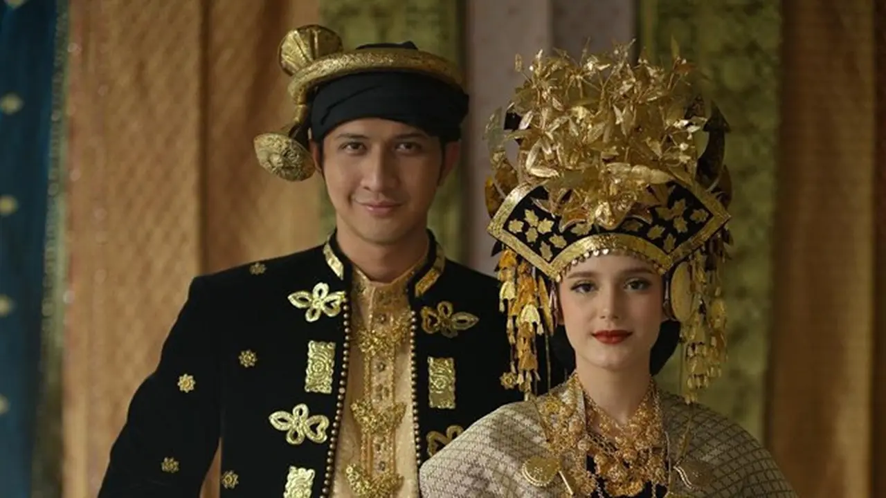 5 Potret Prewedding Aditya Zoni dan Yasmine Ow dengan Busana Adat, Memesona