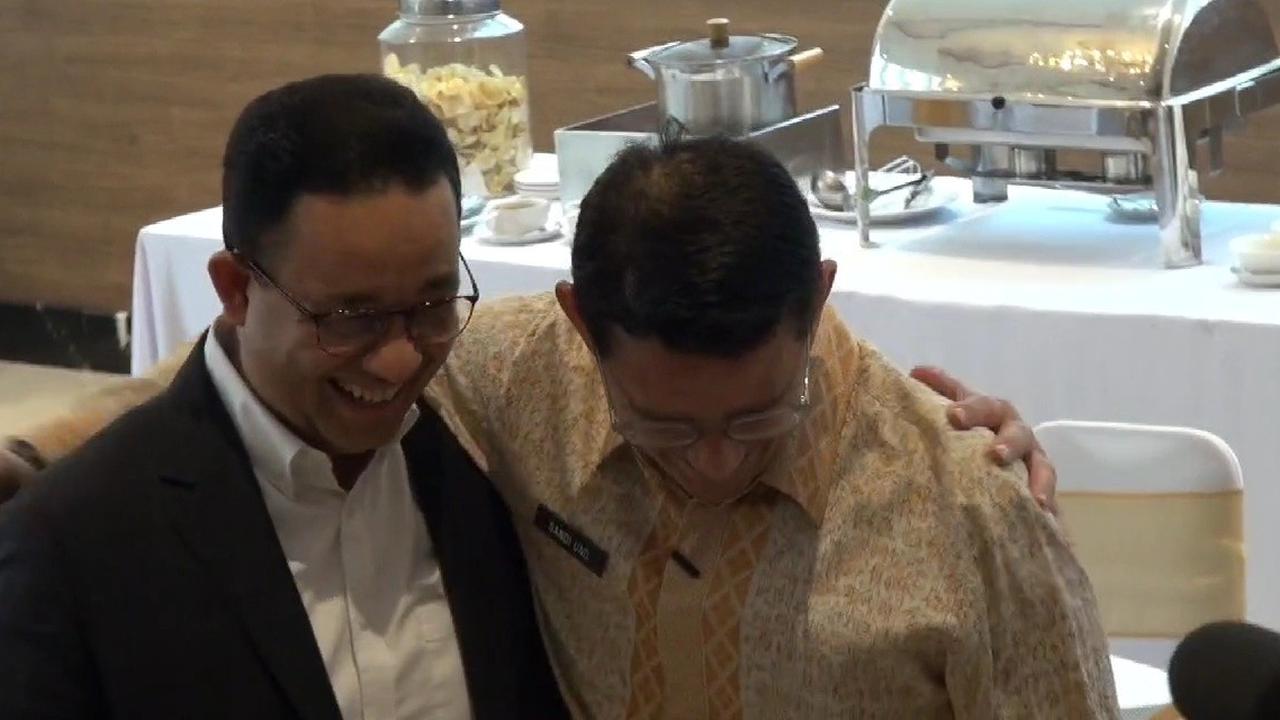 Momen Akrab Anies dan Sandi Berangkulan Hingga Pose Love Sign