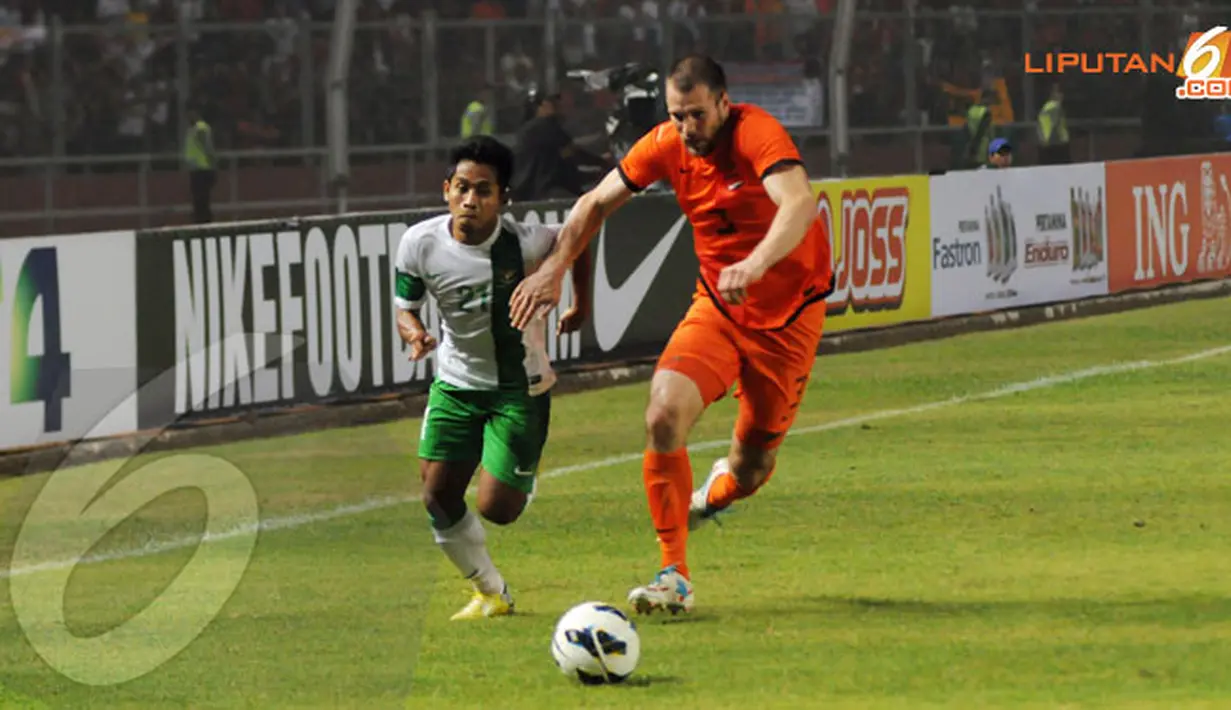 Beberapa kali penyerang Timnas Indonesia (Andik Vermansyah) merepotkan pemain belakang Belanda dalam laga yang dihelat di Stadion GBK pada 7 Juni 2013 (Liputan6.com/Helmi Fithriansyah)