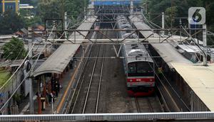 Sebanyak 29 unit rangkaian kereta rel listrik (KRL) wilayah Jakarta, Bogor, Depok, Tangerang, dan Bekasi (Jabodetabek) yang akan berhenti beroperasi periode 2023-2024, berpotensi menganggu layanan transportasi publik di masyarakat. (Liputan6.com/Johan Tallo)