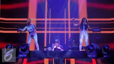 DJ AL Ghazali dan Bunda Maya bersama Meichan saat mengguncang Stage Empire Colosseum Jakarta, Jumat  (30/10/15) dini hari. AL mengikuti jejak ibunya Maia Estianty sebagai disc jokey (Dj). (Liputan6.com/Faisal R Syam)