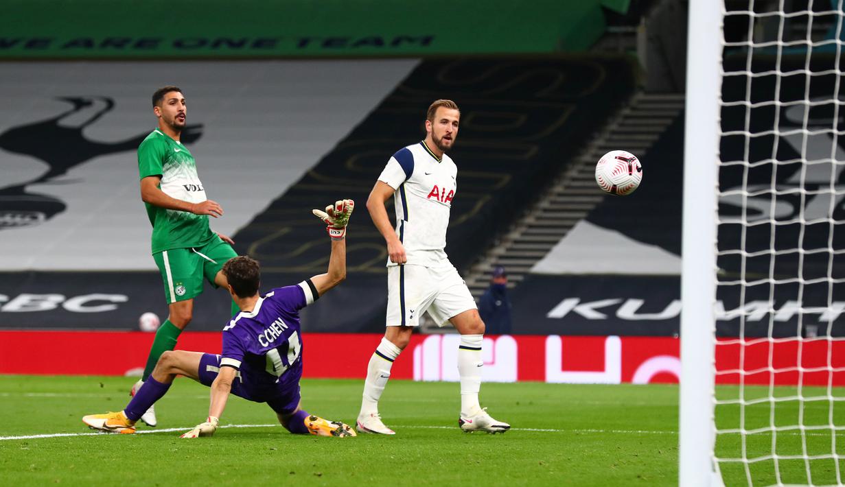 Penyerang Tottenham, Harry Kane, mencetak gol ke gawang Maccabi Haifa pada laga play-off Liga Europa 2020/2021 di Tottenham Hotspur Stadium, Jumat (2/10/2020) dini hari WIB. Tottenham menang 7-2 atas Maccabi Haifa. (AFP/Clive Rose/pool)