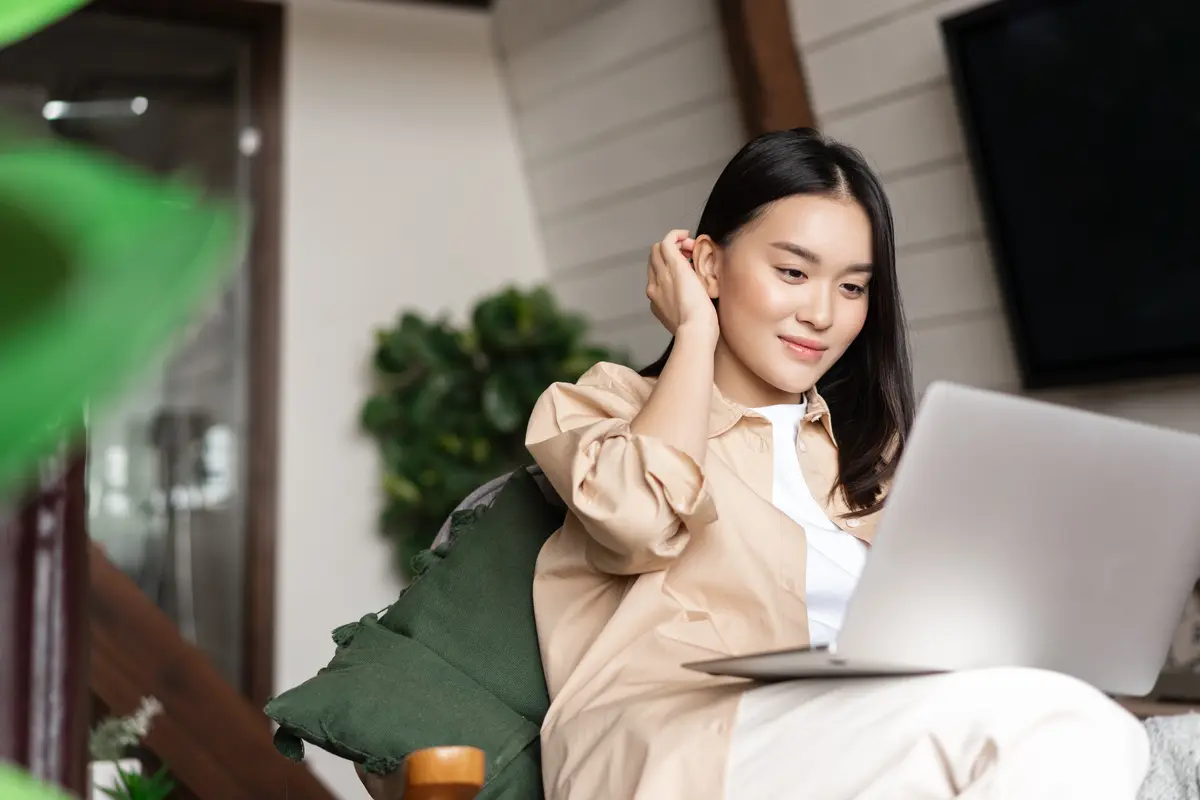 wanita agustus di laptop
