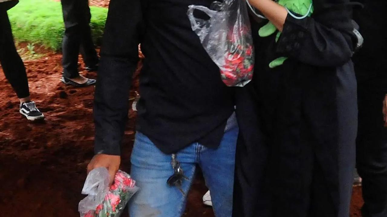 D ibu korban yang hadir memakai baju hitam dan masker itu terlihat didampingi kerabat yang tampak sedang berusaha menenangkan kondisinya.