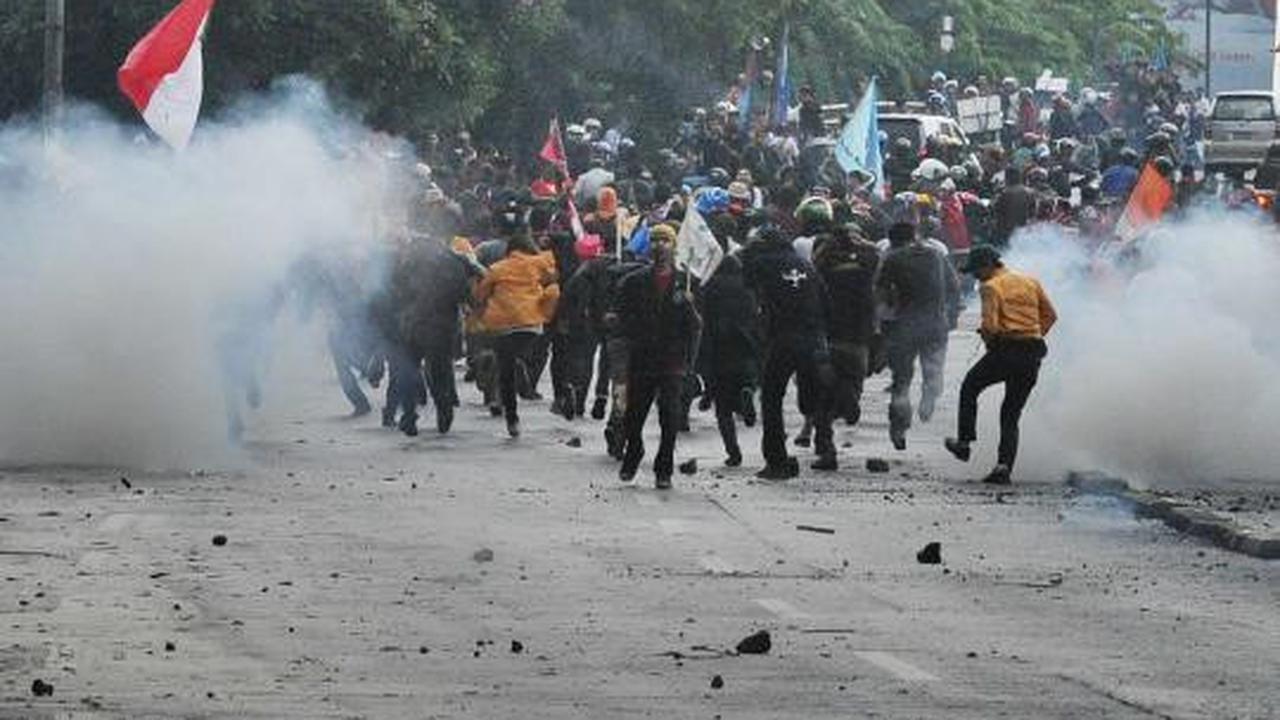 Bentrok demonstran vs polisi di DPR