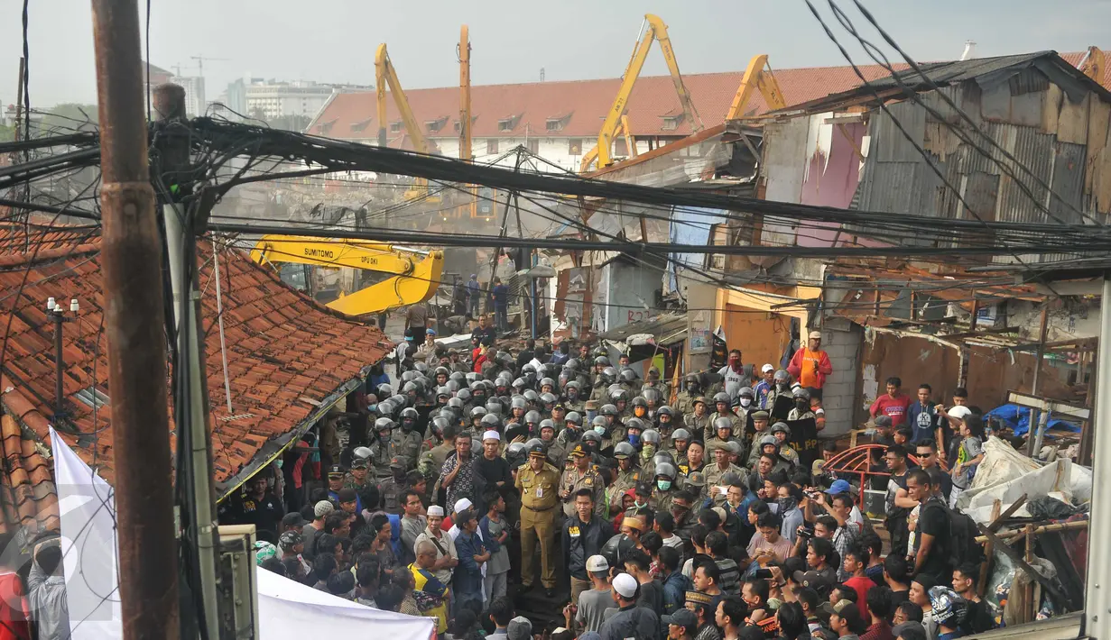 Pihak berwenang dan warga bernegosiasi sebelum dilakukan penggusuran Pasar Ikan, Penjaringan, Jakarta, Senin (11/4). Penertiban sempat diwarnai bentrokan antara petugas dan warga yang menolak penggusuran di kawasan tersebut. (Liputan6.com/Gempur M Surya)