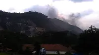 Praktik pembakaran ban bekas dari pabrik kapur ilegal di Kecamatan Ciampea, Kabupaten Bogor, Jawa Barat, masih terus terjadi. (Liputan6.com/Achmad Sudarno)