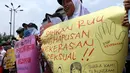 Massa Kolaborasi Nasional melakukan aksi di depan Gedung DPR/MPR, Jakarta, Selasa (17/9/2019). Massa yang menuntut DPR segera mengesahkan Rancangan Undang-Undang (RUU) Penghapusan Kekerasan Seksual (PKS) ini datang dari berbagai daerah. (Liputan6.com/JohanTallo)