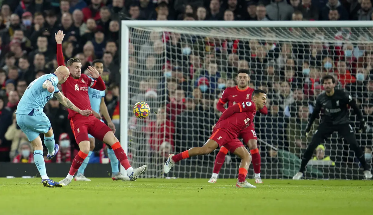 Newacastle United justru mencuri gol terlebih dahulu semenit kemudian. Tembakan keras Jonjo Shelvey dari luar kotak penalti usai mendapat bola liar dari Thiago Alcantara membuat Alisson becker tak berkutik. The Magpies ungul 1-0. (AP/Jon Super)