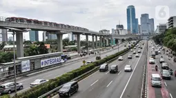 Rangkaian LRT Jabodebek uji beban di Jembatan Bentang Panjang kawasan Kuningan-Jalan Gatot Subroto, Jakarta Selatan, Kamis (24/2/2022). Jembatan sepanjang 148 meter tersebut diklaim sebagai yang terpanjang di dunia. (merdeka.com/Iqbal S. Nugroho)