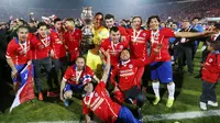 Timnas Chile mengangkat trofi Copa America 2015