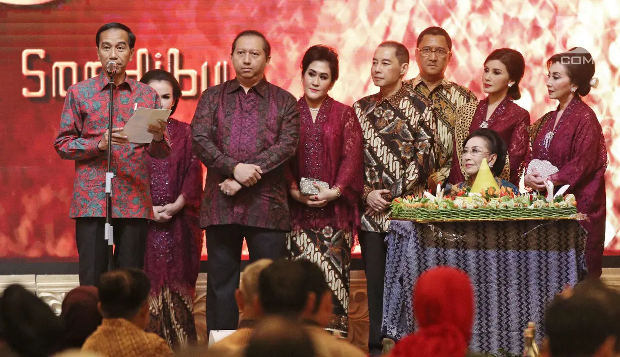 Presiden Joko Widodo memberi sambutan saat perayaan ultah pendiri PT Mustika Ratu Tbk, Mooryati Soedibyo di Jakarta, Jumat (5/1). Mooryati Soedibyo menggelar syukuran atas panjang yuswo atau panjang umur ke 90.  (Liputan6.com/Herman Zakharia)