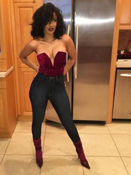 Foto tersebut menunjukkan dirinya dengan perut yang rata. Benarkah untuk menepis isu kehamilannya?  (instagam/cardib)