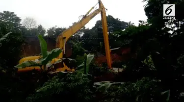 Ilham Muharam menjadi saksi korban selamat saat tanah longsor di Cijeruk, Maseng, Bogor.

Saat kejadian cuaca masih hujan, terdengar suara gemuruh dari atas dan terlihat tembok rumah pada retak. Bongkahan bangunan meninmpa kaki dan muka Ilham. (sab...