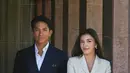 Anisha Rosnah atau Yang Mulia Dayang Anisha Rosnah binti Adam hari ini melangsungkan beberapa acara adat jelang pernikahannya dengan Pangeran Brunei Darussalam, Abdul Mateen. Di awal tahun 2024 ini, Pangeran Abdul Mateen secara resmi telah mengunggah potret dirinya berpose bersebelahan dengan Anisha Rosnah dalam busana formal. Anisha Rosnah tampil menawan dalam balutan blazer putih yang dikancingkan dengan celana panjangnya yang serasi. Makeup bernuansa cokelat yang flawless, namun tak berlebihan membuat penampilan Anisha di sini begitu menawan. [Foto: Instagram/tmski]