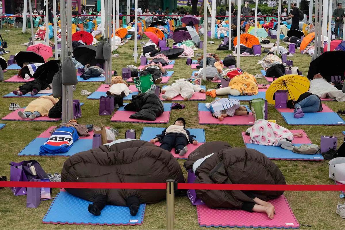 FOTO: Ratusan Warga Seoul Ikuti Kompetisi Tidur Siang di Tepi Sungai Han