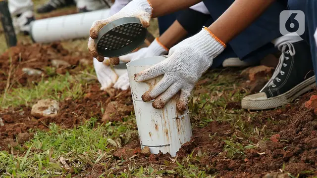 Kenalkan Green Commuter, KAI Ajak Pelajar Buat Lubang Biopori dan Tanam Pohon