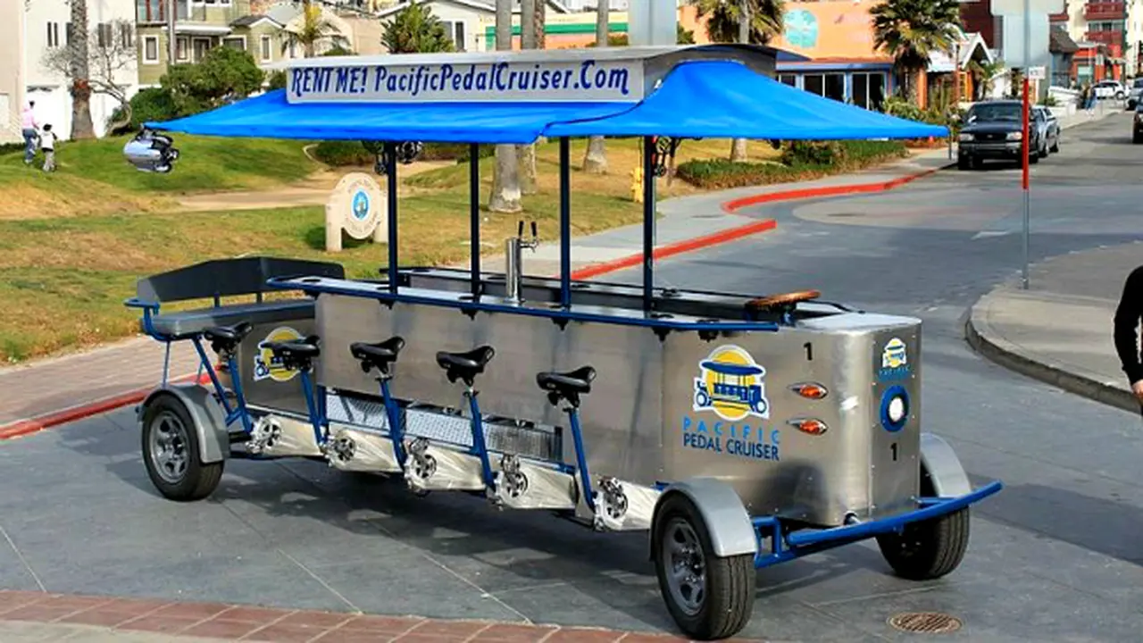 Becak Ini Menjajakan Minuman Bir