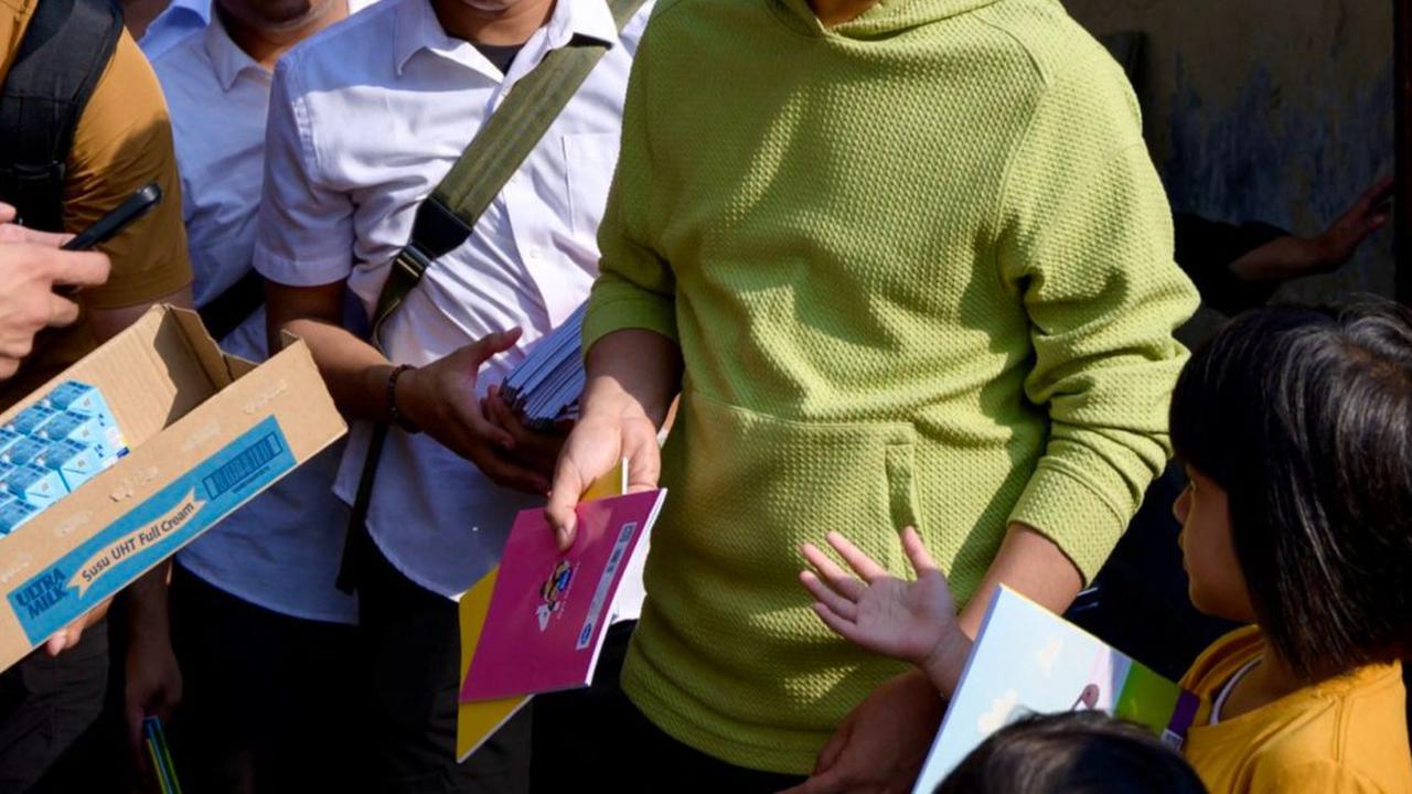 “Ya intinya saya sudah izin kepada Pak Pj Gubernur untuk belanja masalah dan beliau sudah mengizinkan,” tutur Gibran di Pasar Nangka, Senen, Jakarta Pusat, Rabu (3/7/2024).&nbsp;Foto: Bay Ismoyo/AFP<br>