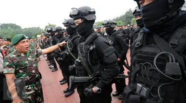 Pangkostrad, Letjen TNI Edy Rahmayadi mengecek kesiapan pasukan Kopassus saat apel Komando Gabungan Operasi Pengamanan VVIP di Mabes TNI Jakarta, Selasa (28/2). 12.000 personel gabungan disiagakan dalam operasi tersebut. (Liputan6.com/Helmi Fithriansyah)