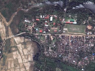 Foto satelit menunjukkan jalan banjir, ladang dan kota utama Nosy Varika di Madagaskar setelah Topan Batsirai pada Rabu, 7 Februari 2022. Puluhan orang dilaporkan tewas dan sedikitnya 55 ribu warga kehilangan tempat tinggal akibat Topan Batsirai. (Satellite image ©2022 Maxar Technologies via AP)