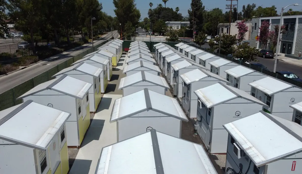 Pemandangan unit-unit rumah di Tarzana Tiny Home Village terlihat di lingkungan Tarzana, Los Angeles, California, Amerika Serikat, 9 Juli 2021. Tarzana Tiny Home Village menawarkan hunian sementara bagi para tunawisma. (Robyn Beck/AFP)