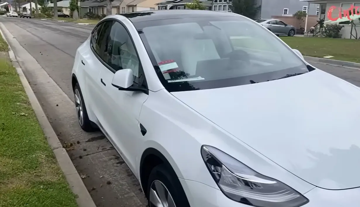 Meski tinggal di Amerika, anak pertama Uya dan Astrid itu kerap membagikan beberapa kegiatannya. Yang terbaru, ia memperlihatkan mobil baru warna putih yang baru saja dibeli. [Youtube/Cinta]