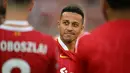 Thiago Alcantara belum lama ini mengumumkan pengunduran dirinya dari sepak bola. Gelandang berusia 33 tahun itu banyak mengalami masalah cedera selama bermain di Liverpool. Ia sekarang menjadi asisten pelatih Hansi Flick di Barcelona. (Paul ELLIS / AFP)