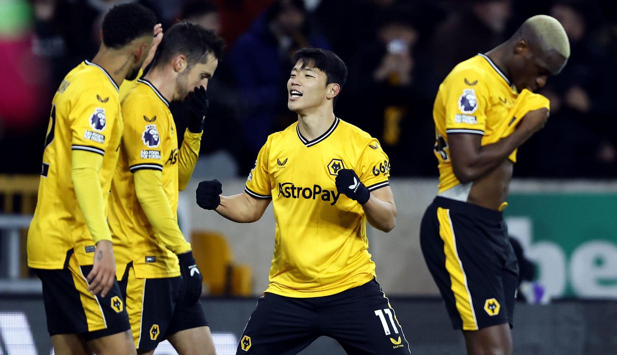 <p>Pemain Wolverhampton, Hwang Hee-chan (kedua kanan) melakukan selebrasi setelah mencetak gol kemenangan timnya ke gawang Burnley pada laga pekan ke-15 Liga Inggris 2023/2024 yang berlangsung di Molineux Stadium, Wolverhampton, Inggris, Rabu (06/12/2023) dini hari WIB. (AP Photo)</p>
