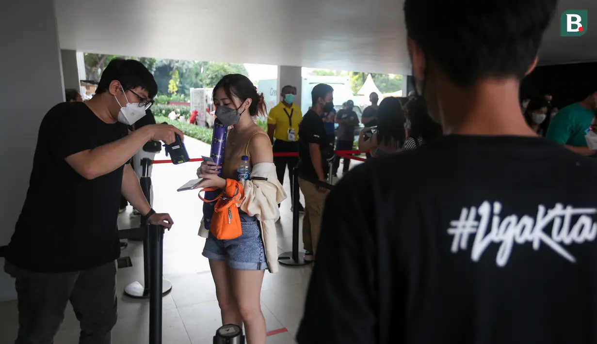 Sejumlah penonton melakukan scan tiket online sebelum memasuki Hall Basket Gelora Bung Karno, Senayan, Sabtu (15/01/2022). (Bola.com/Bagaskara Lazuardi)