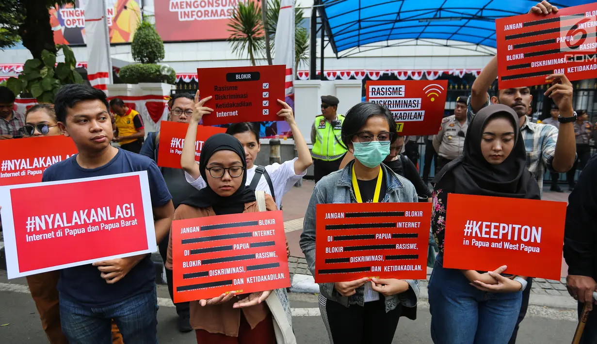 Masa aksi dari berbagai aliansi dan LBH menggelar aksi depan kantor Kominfo, Jumat (23/8/2019). Aksi terkait menolak pembatasan akses informasi dan internet di Papua dan Papua Barat yang dilakukan sepihak oleh Komenterian Komunikasi dan Informasi. (Liputan6.com/Fery Pradolo)