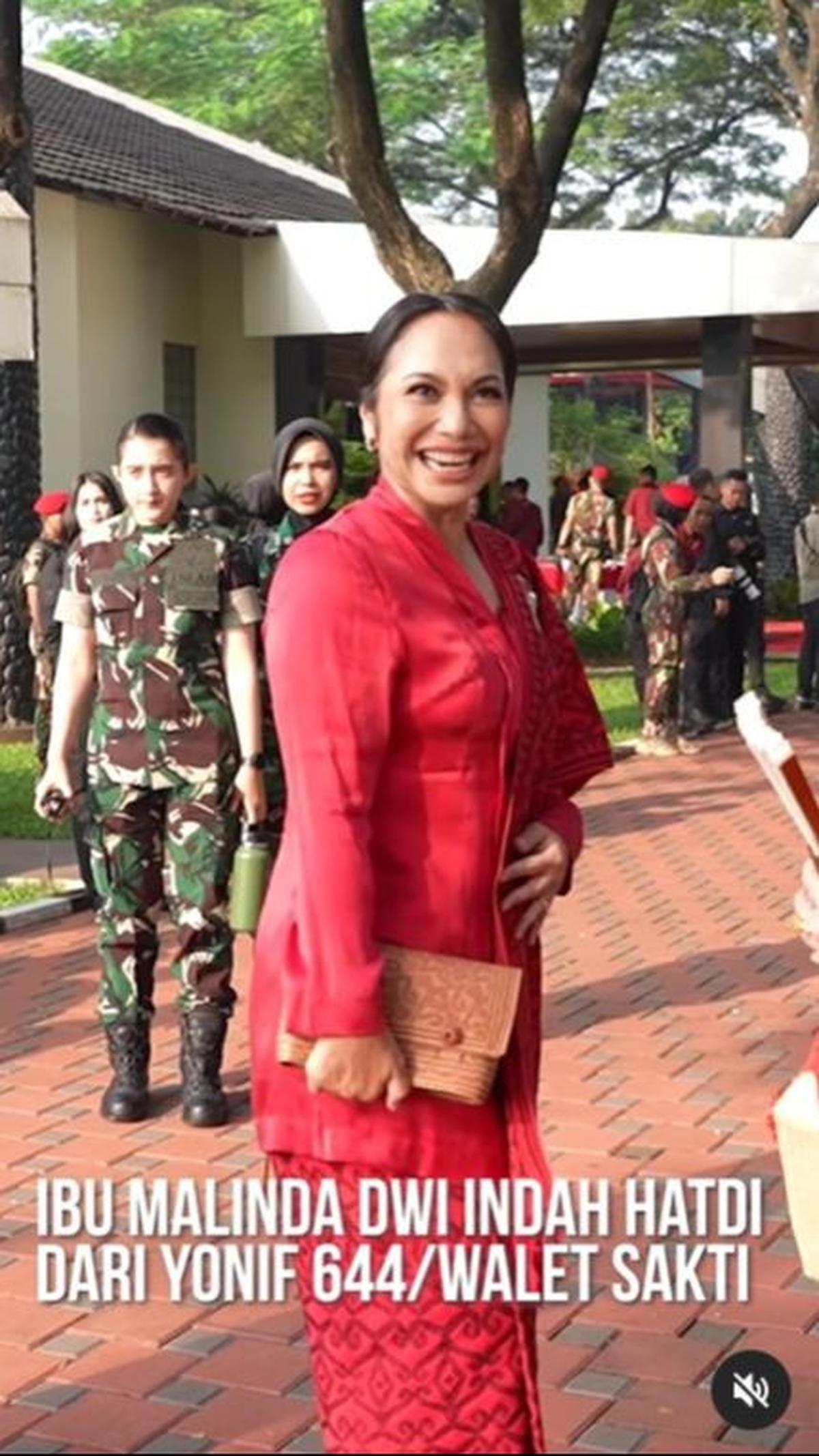 Uli begitu anggun dengan balutan tenun yang dibuat khusus untuk hari istimewa tersebut.&nbsp;