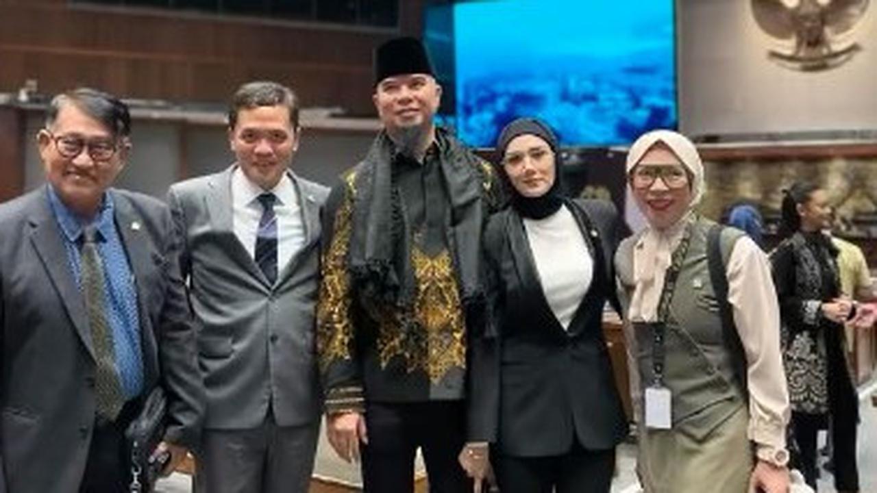 Bikin Baper, 7 Momen Romantis Mulan Jameela dan Ahmad Dhani saat Hadiri Sidang Paripurna DPR