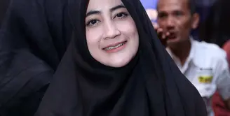 Beberapa waktu lalu, Umi Pipik dikabarkan tengah menjalin hubungan khusus dengan mantan vokalis Matta Band, Sunu Hermaen. Ketika dikonfirmasi, Umi Pipik hanya tersenyum. (Nurwahyunan/Bintang.com)