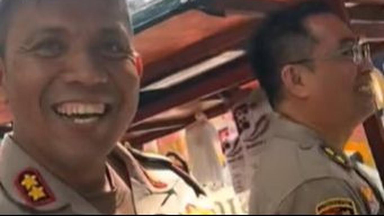 Dalam video yang diunggah oleh akun Tiktok @pujiprayitno_21, Rabu (17/01) memperlihatkan beberapa perwira polisi mengelilingi penjual es di pinggir jalan yang diduga seorang intel bernama Amir Nasution berpangkat Aiptu. <br>