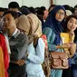 Peserta mengantre untuk pendaftaran ulang ujian CPNS Kementerian Kelautan dan Perikanan (KKP) di Jakarta, Minggu (8/10). Pembukaan lowongan CPNS ini dalam rangka mengisi kekosongan 41 jabatan pada Kantor Pusat dan UPT di KKP. (Liputan6.com/Johan Tallo)