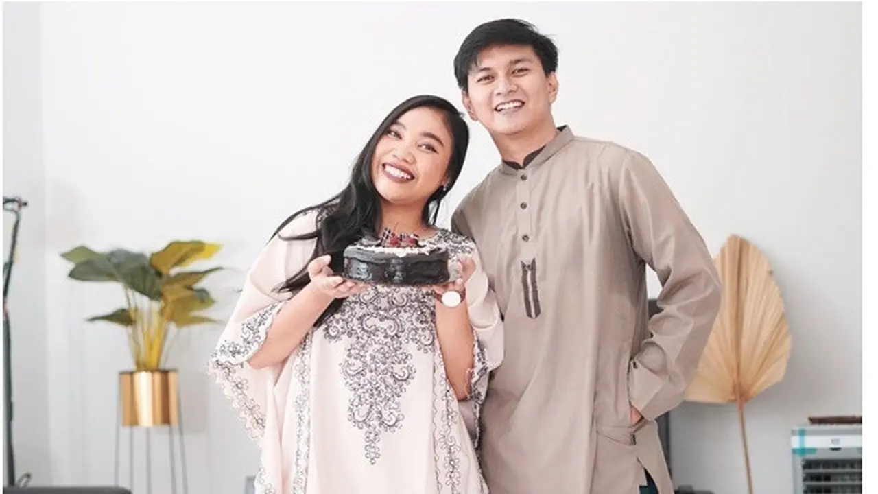 Jarang Terekspos, Ini 7 Potret Mesra Mumuk Gomez dan Kekasih
