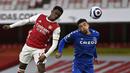 Striker Arsenal, Eddie Nketiah (kiri) berduel udara dengan gelandang Everton, Ben Godfrey dalam laga lanjutan Liga Inggris 2020/2021 pekan ke-33 di Emirates Stadium, London, Jumat (23/4/2021). Arsenal kalah 0-1 dari Everton. (AP/Justin Setterfield/Pool)