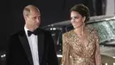 Pangeran William dan Kate Middleton tiba untuk pemutaran perdana premier film James Bond terbaru, No Time To Die, di London, Selasa (28/9/2021). Bersama Kate, Pangeran William tampil formal dalam setelan tuksedo beludru berkerah satin yang mewah rancangan Arthur Sleep. (Vianney Le Caer/Invision/AP)