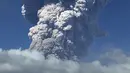 Gunung Sinabung yang mengeluarkan abu tebal terlihat dari kota Berastagi di Sumatera Utara (19/2). Gunung Sinabung kembali menyemburkan abu vulkanik tebal dengan tinggi kolom 5.000 meter. (AFP Photo/Anto Sembiring)