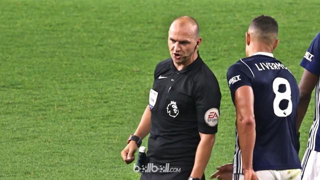Jake Livermore menepuk bokong wasit pada pertandingan West Brom. This video is presented by Ballball