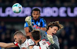 Kiper Atalanta, Marco Carnesecchi, meninju bola dalam pertandingan Serie A&nbsp;melawan AC Milan di Bergamo, Italia, Rabu, 29 Oktober 2025. (Spada/LaPresse via AP)