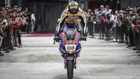 Toprak Razgatlioglu berhasil menjadi Juara Dunia meski hanya finis kedua di belakang Jonathan Rea pada Race 1 WSBK Mandalika 2021. Toprak memastikan gelarnya usai unggul 25 poin dari rivalnya, Rea. (AP/Achmad Ibrahim)