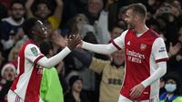Eddie Nketiah (kiri) dan Calum Chambers merayakan gol kedua Arsenal ke gawang Leeds United pada babak 16 besar Piala Liga Inggris di Emirates Stadium, London, Rabu (27/10/2021) dini hari WIB. (AP Photo /Matt Dunham)